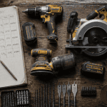 outillage portatif sur établi bois