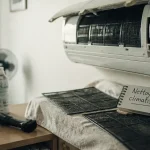 Climatiseur nettoyage : filtres retirés pour assainir l’air