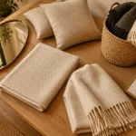 Déco maison pas cher : entrée lumineuse beige et accessoires
